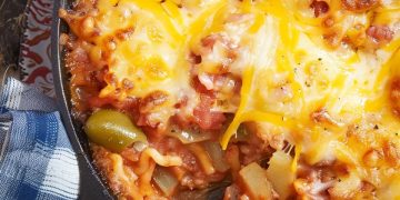 REIS HACKFLEISCH AUFLAUF MIT GESCHMOLZENEM KÄSE