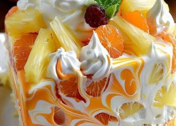 Fantakuchen mit Mandarinen und Ananas
