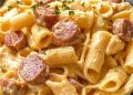 Wurst-Nudel-Pfanne mit Käse