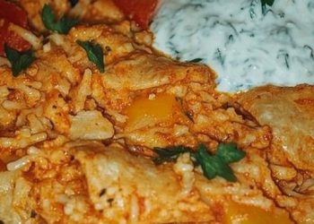 Schnelle und leckere Paprika-Reispfanne mit cremiger Joghurtsauce – ein einfaches Rezept