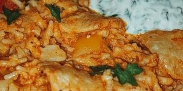 Schnelle und leckere Paprika-Reispfanne mit cremiger Joghurtsauce – ein einfaches Rezept