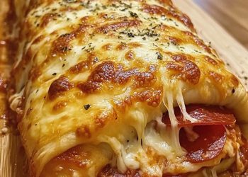 Wie lecker ist das denn, Blätterteig Strudel mit Peperoni und Käse!