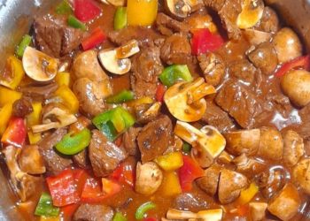 Rindergulasch mit Paprika und Champignons