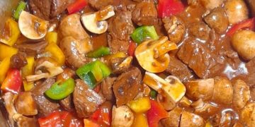 Rindergulasch mit Paprika und Champignons