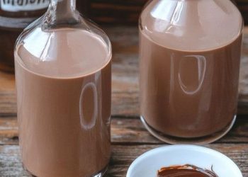 Ich verühre 0,8 Liter Rum mit 450 g Nutella für den Likör