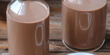 Ich verühre 0,8 Liter Rum mit 450 g Nutella für den Likör