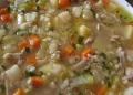 Omas deftige Graupensuppe mit Rinderbeinscheibe