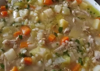 Omas deftige Graupensuppe mit Rinderbeinscheibe