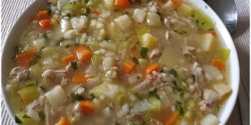 Omas deftige Graupensuppe mit Rinderbeinscheibe