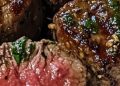 Knoblauchbutter-Steakstücke mit Kartoffelpüree 