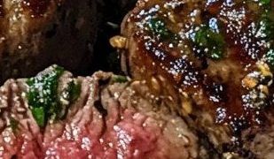 Knoblauchbutter-Steakstücke mit Kartoffelpüree 