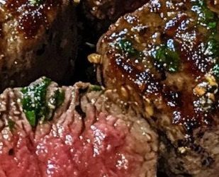 Knoblauchbutter-Steakstücke mit Kartoffelpüree 