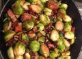 Rosenkohlpfanne mit Apfel und Zwiebeln