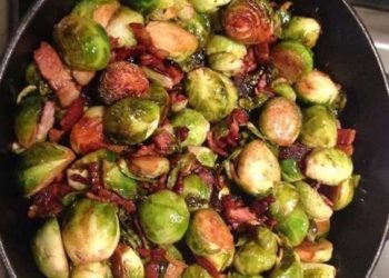 Rosenkohlpfanne mit Apfel und Zwiebeln