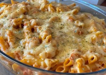 Speck-Cheddar-Nudelauflauf: Herzhaftes Wohlfühlgericht mit cremiger Pilzsauce