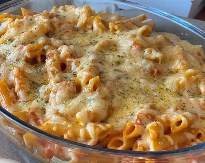 Speck-Cheddar-Nudelauflauf: Herzhaftes Wohlfühlgericht mit cremiger Pilzsauce