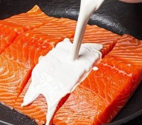 Cremiger Knoblauchlachs mit Spinat und Kirschtomaten