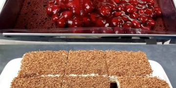 Ein köstlicher Schichtkuchen mit Schokolade, Kirschen und Sahne.