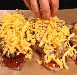 Perfektes Abendessen: Hähnchenfilet mit Champignons, Zwiebeln und Käse im Ofen 