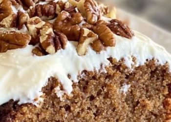 Proteinreicher Karottenkuchen mit griechischem Joghurt-Frosting