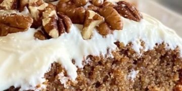 Proteinreicher Karottenkuchen mit griechischem Joghurt-Frosting