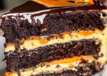 Dekadenter Schokoladen-Fudge-Kuchen mit gesalzenem Karamell und dunklem Schokoladen-Ganache-Genuss