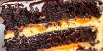 Dekadenter Schokoladen-Fudge-Kuchen mit gesalzenem Karamell und dunklem Schokoladen-Ganache-Genuss