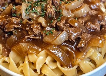 Französische Zwiebel-Rindfleisch-Nudeln: Ein herzhaftes Rezept mit einer cremigen Soße