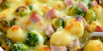 Gnocchi Auflauf mit Rosenkohl und Schinken – Herbstlicher Genuss! 