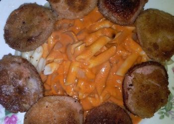 DDR MAKKARONI MIT TOMATENSOSSE UND JÄGERSCHNITZEL, EINFACH SUPER LECKER!