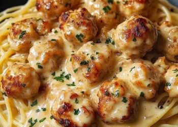 Knoblauchbutter-Hähnchenbissen mit Parmesan-Pasta