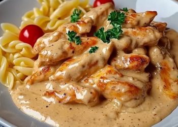 Zarte Hähnchenstreifen mit cremigen Nudeln in sahniger Sauce