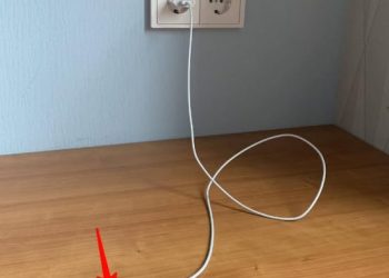 Lassen Sie das Ladegerät niemals ohne Ihr Telefon in einer Steckdose eingesteckt.