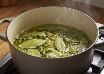 Lorbeerblätter, Rosmarin und Olivenöl mischen: Hätte ich das nur früher gewusst