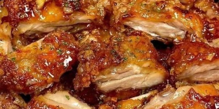 Knusprige Hähnchenstücke mit Honig und Knoblauch