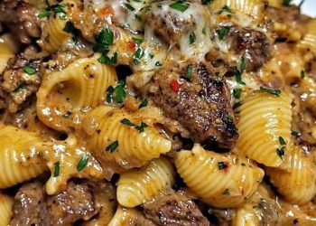 Ein 30 Minuten Abendessen: Zartes, angebratenes Steak in Knoblauch-Kräuterbutter mit Muschelnudeln in einer cremigen Parmesansauce