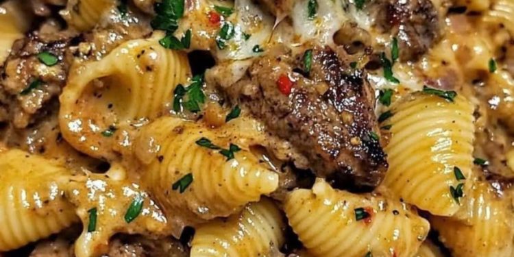 Ein 30 Minuten Abendessen: Zartes, angebratenes Steak in Knoblauch-Kräuterbutter mit Muschelnudeln in einer cremigen Parmesansauce